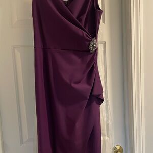 Elegant Purple raspberry Sleeveless Dress broach on the hip, tulip front